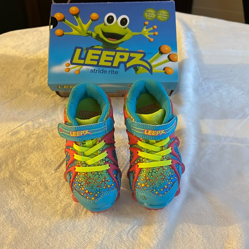 Leepz by stride rite light up sneakers size 7. Comes with box.